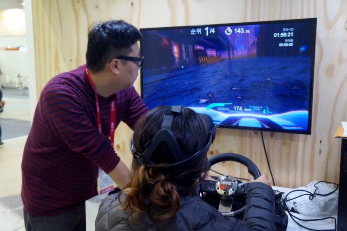 크기_5. ㈜트리티움이 ㈜핑고소프트과 협업해 제작한 VR 레이싱 게임 휠 오브 저스티스를 시연하고 있다.jpg