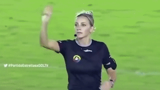 선수를 긴장하게 만드는 주심.gif