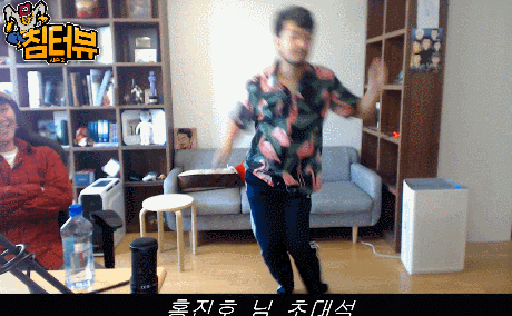 전설의 댄서 앞에서 그의 춤을 춰보는 유튜버.gif