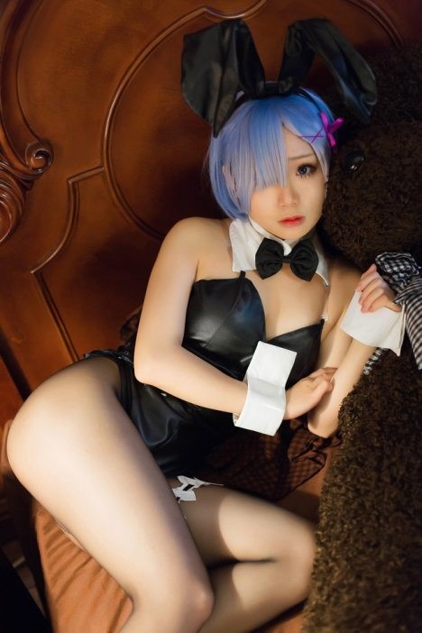 Ravishing-Rem-BunnyGirl-Cosplay-Bar-6-468x702.jpg